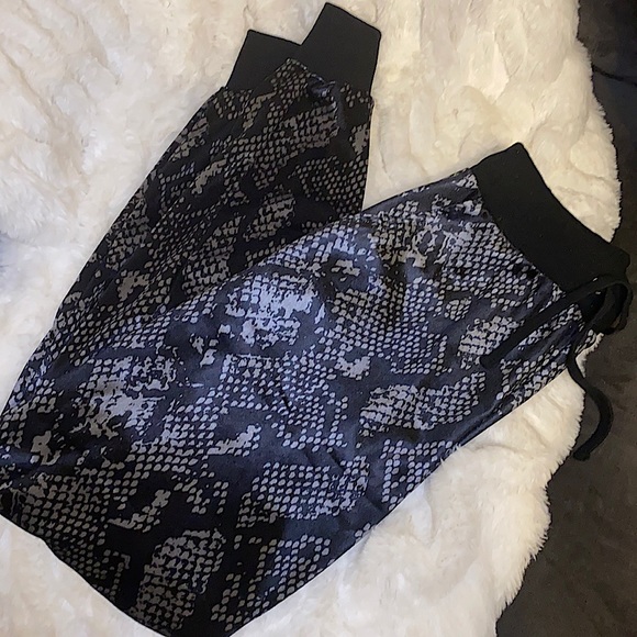 Gray & Black Snake Print Velour Set | Feminine & Trendy | Great for Trav… - Picture 6 of 7